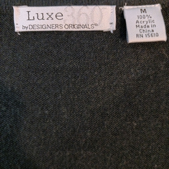 Luxe 360 Black Sleeveless Blouse - Picture 3 of 4